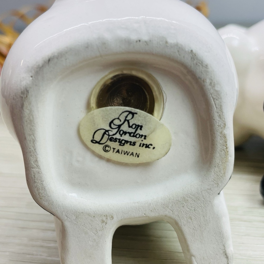 Vintage Ceramic 2 Pig Figurine Salt & Pepper Shakers With Basket Ron Gordon - Picture 6 of 8
